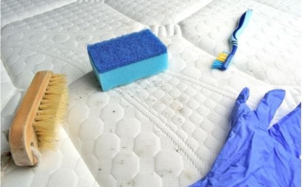 تشک تخت را چگونه تمیز کنیم؟