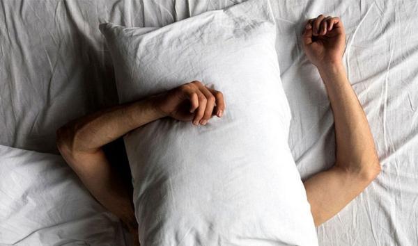 وقتی با چراغ روشن می خوابیم چه اتفاقی در بدنمان می افتد؟